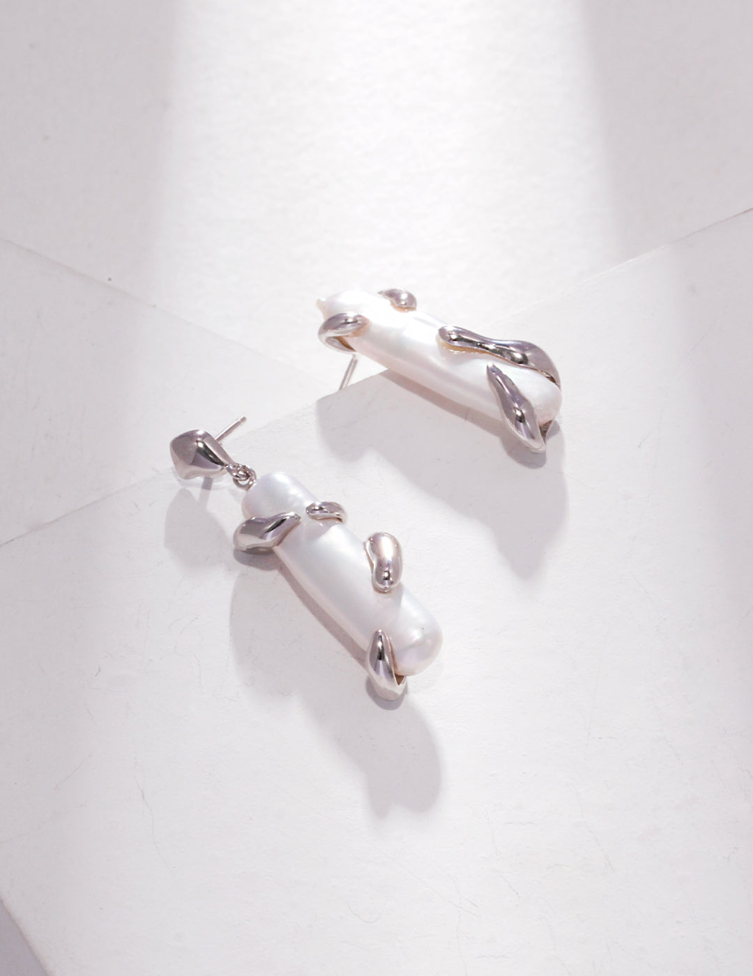 THORNS AB BAROQUE PEARL EARRINGS