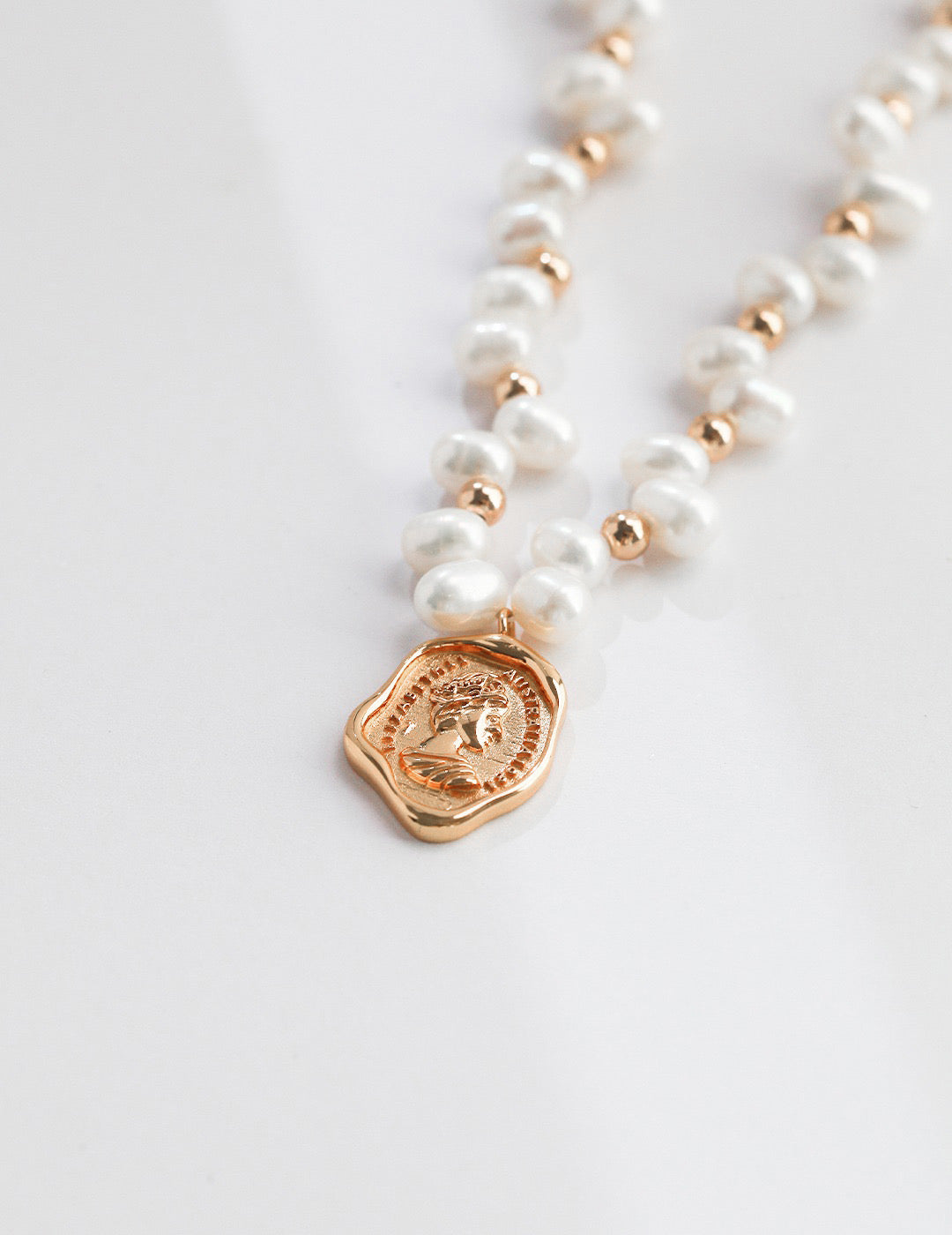 QUEEN'S CARD PEARL NECKLACE